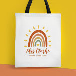 Bolso De Tela Personalizado Nombre del profesor Boho Arcoiris Su<br><div class="desc">La bolsa de tote Custom Name Boho Earth Tone Rainbow Sun es un accesorio único y elegante que combina elementos bohemios y terrenales con un sol arcoiris vibrante. Además de la impactante gráfica, el tote también puede ser personalizado con el nombre de su profesor, así como la nota o cualquier...</div>