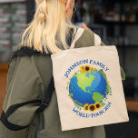 Bolso De Tela Personalizado: Recorrido mundial por la Tierra con<br><div class="desc">Personalizar estos increíbles bolsos de gira por el mundo para una banda de viajes o viaje familiar de vacaciones por carretera. El planeta está envuelto en una hermosa corona floral de girasoles y viñas. Bolsas de viaje de personalizados amables para explorar la Tierra.</div>