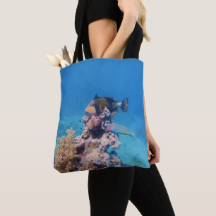 Bolso De Tela Pez ballesta descansa sobre un bloque de coral en 