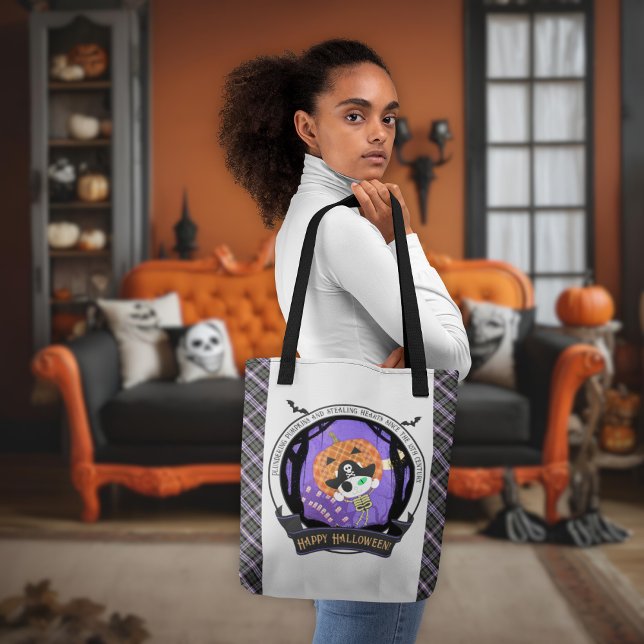 Bolso De Tela Pirata esqueleto gato encurtido (A woman shows the Pirate skeleton cat and plaid tote bag.)