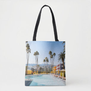 Bolso De Tela Piscina cerca de las palmeras por la mañana