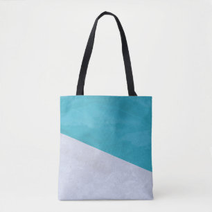 Bolso De Tela Piso gris vacío junto a la piscina