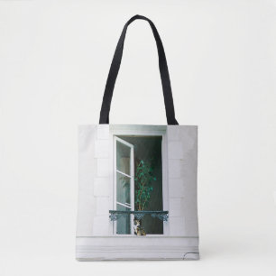 BOLSO DE TELA PLANTA VERDE EN LA VENTANA BLANCA