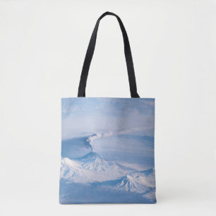Bolso De Tela Pluma Emanando Del Volcán Kliuchevskoi.