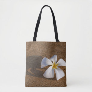 Bolso De Tela Plumeria en playa de arena, Maui, Hawái, EE. UU.
