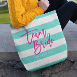Bolso De Tela Preppy Turquesa y Rayas Blancas Equipo Británico<br><div class="desc">Bolso de tote todo-sobre-impreso con las palabras "Team Bride" en escritura de moda rosa contra un fondo turquesa y blanco de rayas. Perfecto para bodas de dama de honor, dama de honor y chica de flores. Para ver otros colores y elementos coincidentes, vea aquí https://www.zazzle.com/collections/119250194970828530?rf=238364477188679314 Personalízalo reemplazando el texto del...</div>