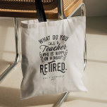 Bolso De Tela Profesor retirado Jefe de Personalizado de Jubilac<br><div class="desc">Divertido profesor retirado diciendo que es perfecto para el regalo de retiro de su compañero de trabajo favorito que tiene buen sentido del humor. El dicho sobre este regalo moderno para los profesores dice: "¿Cómo llamas a un profesor feliz el lunes? Retirado". Añada el nombre del profesor y el año...</div>