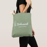 Bolso De Tela Propuesta de dama de honor de dama de honor donada<br><div class="desc">¡Sorprenda a sus mejores amigos con una propuesta sincera y elegante de dama de honor usando esta encantadora bolsa de toques florales! Adorada con hermosas flores, esta bolsa de té es la manera perfecta de preguntar, "¿Serás mi dama de honor?" en un estilo significativo y atemporal. Diseñado con una estética...</div>