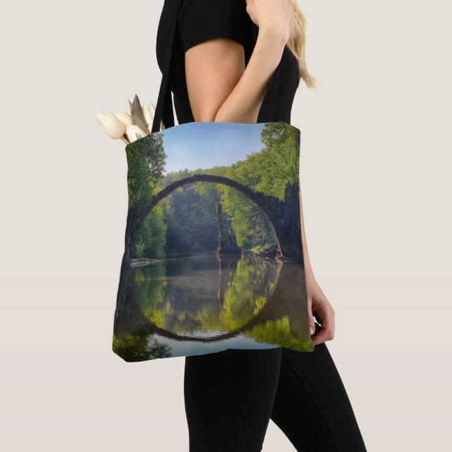 Bolso De Tela Puente de rock gris sobre un río en el bosque (Detalle)