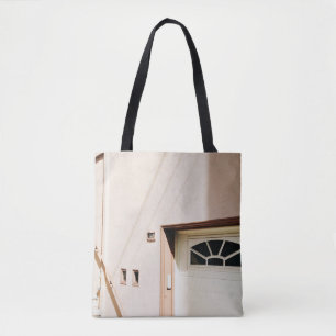 BOLSO DE TELA PUERTA DE MADERA BLANCA CERRADA