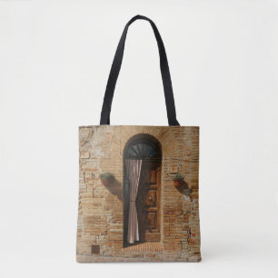 BOLSO DE TELA PUERTA DE MADERA MARRÓN EN UNA PARED DE LADRILLO M