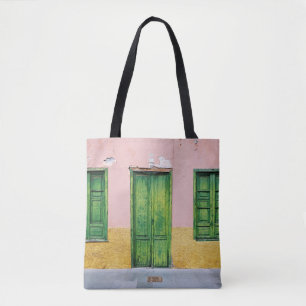 BOLSO DE TELA PUERTA DE MADERA VERDE EN LA PARED DE CONCRETO BLA