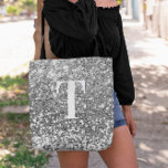 Bolso De Tela Purpurina de imitación plateada Bokeh Sparkles Mon<br><div class="desc">Un moderno monograma audaz de una sola letra en blanco con una sombra de gota negra. El tamaño del tipo de letra, el color y el estilo son personalizables. El fondo es un falso purpurina gris plateado con manchas brillantes o bokeh. Mueva o elimine las imágenes gráficas falsas. Regalo gris...</div>