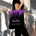 Bolso De Tela Purpurina morado negro gotea iniciales en monogram<br><div class="desc">Un elegante fondo negro. Decorada con goteos en purpurina de imitación violeta,  con pinturas que gotean. Personalice y agregue su nombre,  iniciales de monograma y nombre completo. El nombre se escribe con un guión de estilo con letras a mano.</div>