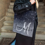 Bolso De Tela Purpurina negro moderno marca nombre personalizado<br><div class="desc">Presentamos nuestro impresionante producto de nombre personalizado de Purpurina negro moderno Sparkles, disponible exclusivamente en Zazzle! Añade un toque de elegancia y brillo a tu vida cotidiana con este artículo hecho por personalizados. Nuestro moderno producto de nombre personalizado Sparkles Purpurina negro presenta un elegante fondo negro adornado con fascinantes chispas...</div>