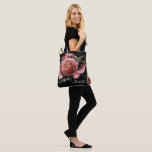 Bolso De Tela Ramo floral rosa romántico sobre negro<br><div class="desc">Romántico y sombrío, este bolso tote es el regalo perfecto para los miembros de tu séquito nupcial. El diseño floral presenta un ramo natural de rosas rosadas y ranunculus impresionantes con hojas verdes oscuras en una disposición lujosa sobre un fondo de lavado de acuarela negra. Puedes personalizar con un nombre...</div>