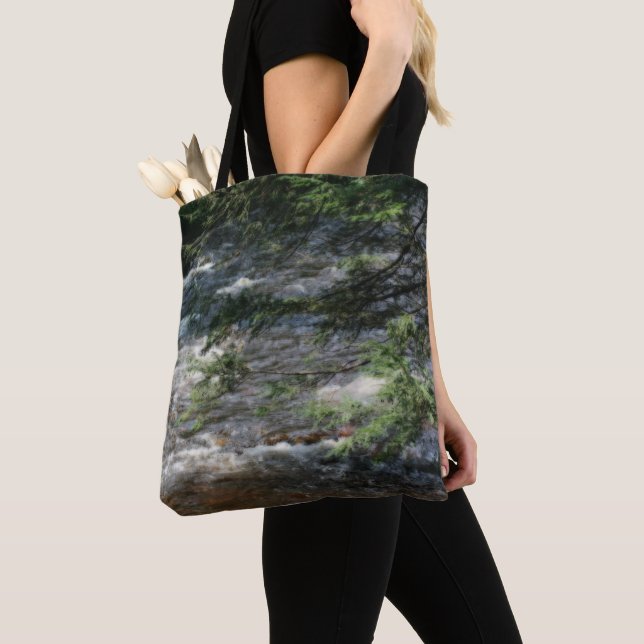 Bolso De Tela Rápidos De Árbol Pino En Corriente (Detalle)