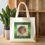 Bolso De Tela Rayas retro - Navidades verdes - Foto simple<br><div class="desc">Sombras de patrón de rayas verdes con un área de texto simple para un nombre y una fecha. Agregue su selfie o instantánea de familia favorita. Usa una foto para crear este regalo único y personal de fotos. El fondo incluye un patrón de rayas retro con una actualización limpia y...</div>