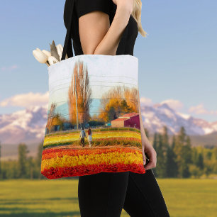 Bolso De Tela Recorriendo Campos de Oro y Tulipanes Rojos