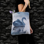 Bolso De Tela Reflexiones polvorientas | Moody Dusty Blue Swan e<br><div class="desc">La decoración misteriosa, oscura y monótona del lago pintado a mano en un suave azul marino polvoriento con un elegante cisne y niebla humeante a primera hora de la mañana, añadiendo el toque perfecto de color y estilo personal. De la colección "Lake Reflections", este diseño acuático se inspiró en el...</div>