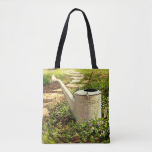 Bolso De Tela Regadera antigua en un parche de Vinca