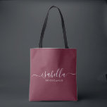 Bolso De Tela Regalo de dama de honor Burgundy Personalizado<br><div class="desc">Esta bolsa de accesorios de la dama de honor presenta una tipografía manuscrita de escritura blanca con toques en un fondo de color burdeos. Presentar a las damas de honor con una bolsa de tocador para los objetos pequeños que se presentan tradicionalmente en la cena de ensayo, para su uso...</div>