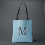 Bolso De Tela Regalo de dama de honor Monograma blanco negro azu<br><div class="desc">Esta bolsa de tocador de la dama de honor presenta un monograma de tipografía manuscrita en blanco y negro con toques en un polvoriento fondo azul. Presenta a tus damas de honor un tote para llevar objetos el día del boda, y tradicionalmente se presentan en la cena de ensayo o...</div>