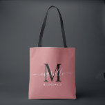 Bolso De Tela Regalo de dama de honor Monograma blanco negro Ros<br><div class="desc">Esta bolsa de tocador de la dama de honor presenta un monograma de tipografía manuscrita en blanco y negro con toques en un fondo polvoriento rosa. Presenta a tus damas de honor un tote para llevar objetos el día del boda, y tradicionalmente se presentan en la cena de ensayo o...</div>