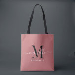 Bolso De Tela Regalo de dama de honor Monograma blanco negro Ros<br><div class="desc">Esta bolsa de tocador de la dama de honor presenta un monograma de tipografía manuscrita en blanco y negro con toques en un fondo polvoriento rosa. Presenta a tus damas de honor un tote para llevar objetos el día del boda, y tradicionalmente se presentan en la cena de ensayo o...</div>