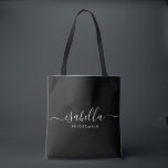 Bolso De Tela Regalo de dama de honor negro personalizado<br><div class="desc">Esta bolsa de accesorios de la dama de honor presenta una tipografía manuscrita de escritura blanca con toques en un fondo negro. Presentar a las damas de honor con una bolsa de tocador para los objetos pequeños que se presentan tradicionalmente en la cena de ensayo, para su uso en la...</div>