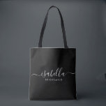 Bolso De Tela Regalo de dama de honor negro personalizado<br><div class="desc">Esta bolsa de accesorios de la dama de honor presenta una tipografía manuscrita de escritura blanca con toques en un fondo negro. Presentar a las damas de honor con una bolsa de tocador para los objetos pequeños que se presentan tradicionalmente en la cena de ensayo, para su uso en la...</div>