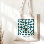 Bolso De Tela Regalo personalizado de bloques de talla para más<br><div class="desc">Lleve sus artículos de artesanía con estilo con esta bolsa de tela verde azulada y personalizada. Perfecto para los edredones, este tote presenta un encantador patrón de bloques de tejido en verde azulado vibrante y se puede personalizar con su nombre o un mensaje especial. Ideal para transportar tejidos, herramientas o...</div>