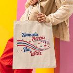 Bolso De Tela Retro Kamala Harris Tim Walz elecciones puntuales<br><div class="desc">Esta bonita bolsa de tote retro Kamala Harris Tim Walz incluye estrellas y rayas onduladas en azul y rojo para Estados Unidos. Un regalo genial de un demócrata patriótico estadounidense con divertida letra vintage.</div>