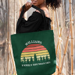 Bolso De Tela Reunión de la familia Personalizado del viaje de a<br><div class="desc">Guay iguala la reunión familiar con las bolsas en verde para que todo el grupo traiga a la naturaleza una excursión o un camping. Estos regalos de personalizado conservan un hermoso atardecer vintage sobre un bosque de bonitos bajo tu texto personalizado.</div>