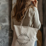 Bolso De Tela Romántica vegetación personalizada Bridesmaid Tote<br><div class="desc">Esta bonita y rústica mochila de madera con elementos de diseño de vegetación esbozados y el nombre de la dama de honor será genial para bodas gracias regalos o favores.</div>