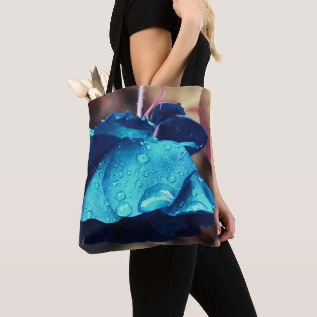 Bolso De Tela Rosa azul aguantando gotas de lluvia arte floral (Detalle)