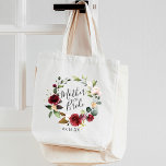 Bolso De Tela Rosa Borgoña Floral Madre de la novia<br><div class="desc">Un regalo dulce y elegante para la madre de la novia,  el tote presenta una corona de color rosa borgoña con una "madre de la novia" inscrita en el interior con escritura con letras a mano. Personalice con la fecha de boda o el nombre del destinatario debajo.</div>