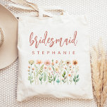 Bolso De Tela Rosa de flores silvestres personalizado Script Bri<br><div class="desc">Esta sencilla y elegante bolsa de té está bordeada de flores silvestres en tonos rosas y melocotón con tallos verdes. La palabra "dama de honor" aparece en un polvoriento guión de escritura a mano rosa. Personalízalo con su nombre en letra sans serif. ¡Hace un regalo perfecto para la dama de...</div>