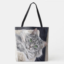 Rosa un gato con ojos verdes llamativos