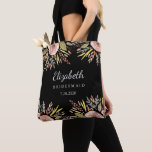 Bolso De Tela Rosas de Rubor, Boda de flores rusas, damas de hon<br><div class="desc">Sorprenda a sus damas de honor y fiesta de novias con esta preciosa bolsa de tetas con un romántico borde rosa y tres líneas de texto personalizado colocadas sobre un impresionante fondo negro (cambie fácilmente el color de fondo para que coincida con los colores de su boda). Añada su nombre...</div>