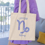 Bolso De Tela Rótulo Astrológico Cute Capricorn Personalizado Pu<br><div class="desc">Esta bolsa de tetas de Capricornio de bonito púrpura y lavanda presenta su signo astrológico del Zodiac en un brillo hermoso como las constelaciones. Personalizar este lindo regalo con tu nombre en bello guión cursivo para alguien con un cumpleaños de finales de diciembre o principios de enero.</div>