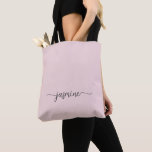Bolso De Tela Rubor Rosa Simple Femenino Monograma Nombre Person<br><div class="desc">Bolso de mano personalizado con monograma de nombre femenino minimalista y elegante en rosa rubor. Este diseño presenta su primer nombre en una bonita tipografía de firma con estilo de letra a mano con cola de cisne (o caligrafía) sobre un fondo rosa pastel polvoriento o rosa rubor claro. Gran regalo...</div>