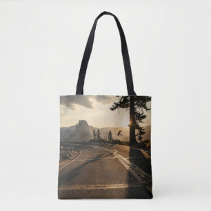 Bolso De Tela Ruta del asfalto gris cerca de la montaña por la m