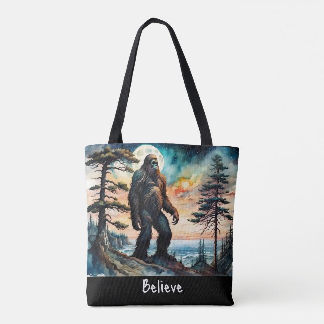 Bolso De Tela Sasquatch de pie en la cresta que domina el océano (Reverso)