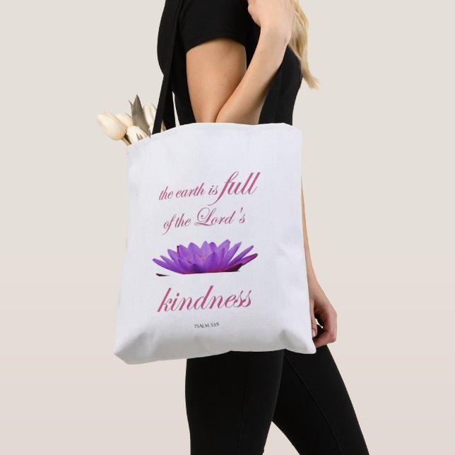 Bolso De Tela Scripture, Psalm 33,  Lord's Kindness Purple Lotus (Detalle)