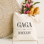 Bolso De Tela Se establece el año número romano de la abuela Gag<br><div class="desc">Un moderno bolso minimalista de tetas para celebrar a una abuela de moda,  este tote minimalista incluye "Gaga" o tu elección de apodo de abuela con letras en serif negras. Personalizar con el año en que se convirtió en abuela bajo elegantes números romanos para un toque de moda.</div>