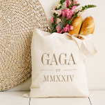 Bolso De Tela Se establece el año número romano de la abuela Gag<br><div class="desc">Un moderno bolso minimalista de tetas para celebrar a una abuela de moda, este tote limpio y mínimo incluye "Gaga" o tu elección de apodo de abuela con letras neutras y serias. Personalizar con el año en que se convirtió en abuela bajo elegantes números romanos para un toque de moda....</div>