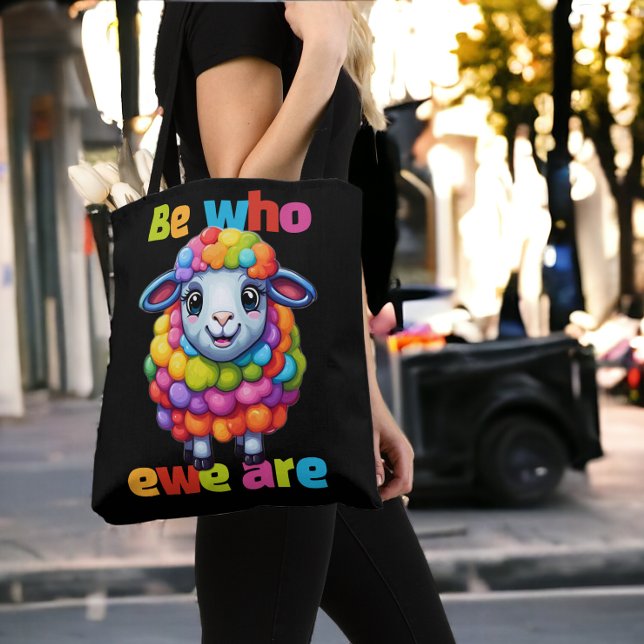 Bolso De Tela Sé quién somos las ovejas arcoiris (Be who ewe are Rainbow Sheep Tote Bags from Ricaso. LGBT gay pride cute be who you are colorful lamb)