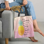 Bolso De Tela Sea una tipografía acuática de piña<br><div class="desc">Be A Pineapple Tote Bag - Presentando nuestra tipografía acuarela, cita arte Tote Bag.El fondo es una base acuosa de colores en tonos amarillos y rosas. El ilustracion de una piña muestra la cita: "Sé una piña, mantente alto, usa una corona y sé dulce por dentro". Una opción de regalo...</div>