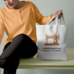 Bolso De Tela Seamstress de la máquina de coser de arena beige<br><div class="desc">Elegante bolso de presupuesto para sastres,  costureros,  diseñadores de moda,  estilistas,  y más con un ilustracion vintage de máquina de coser de color beige arena con dos líneas de texto personalizado en blanco. ¡El color de la máquina de coser es editable!</div>